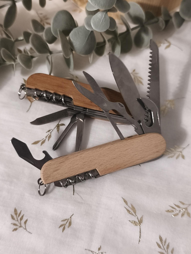 Couteau multifonction personnalisé – Outils inox &amp; manche bois gravé