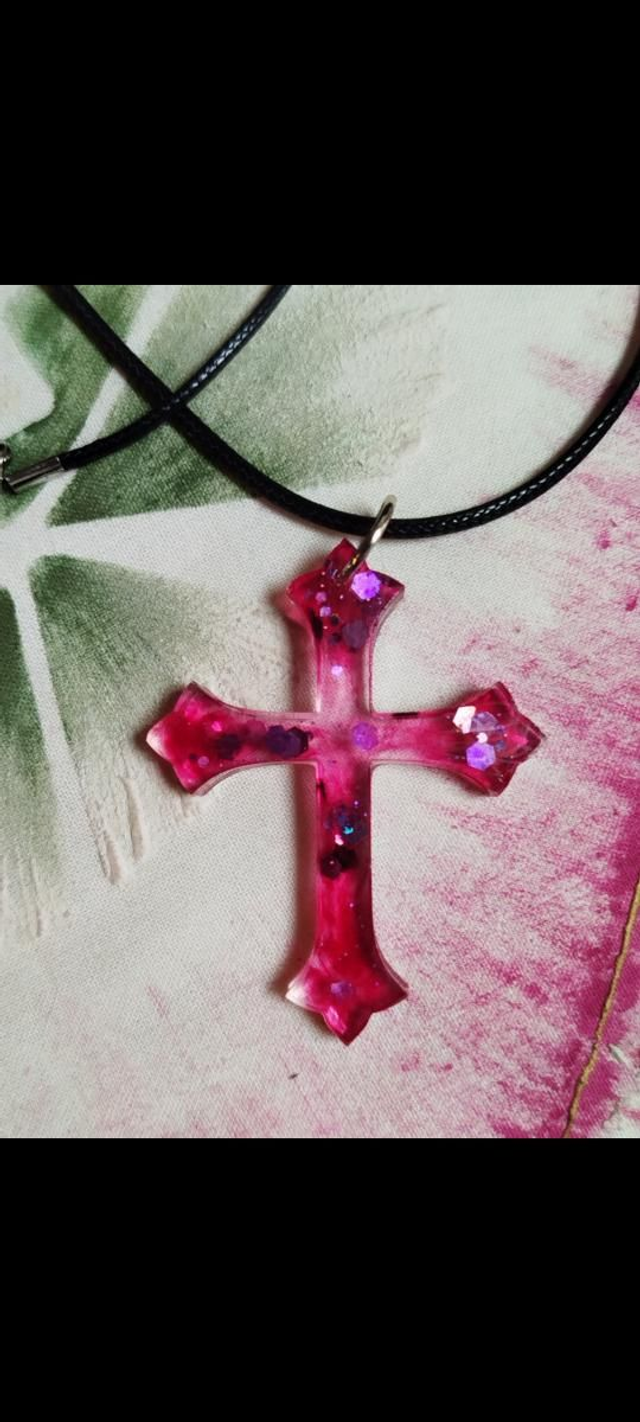 Croix fuchsia pailletée résine 