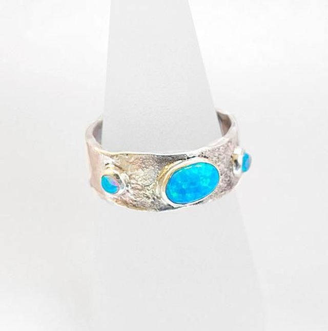 Anillo en Plata texturizada de 925 con ópalos azules