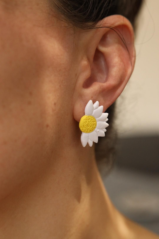 Boucle d'oreilles demi-marguerite