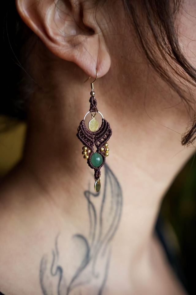 Boucles d'oreilles en micro-macramé couleur marron chocolat avec pierres Aventurine 