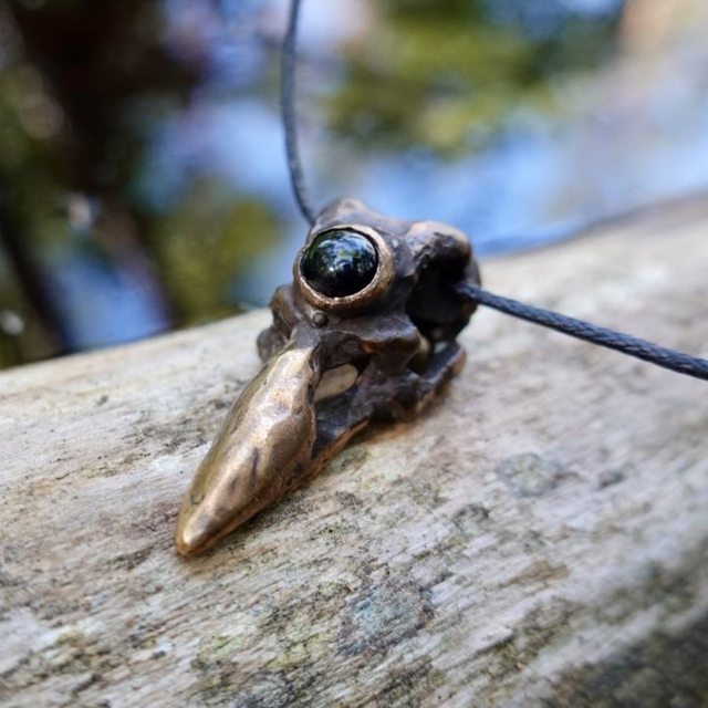 Korpinkallo-riipus kivellä