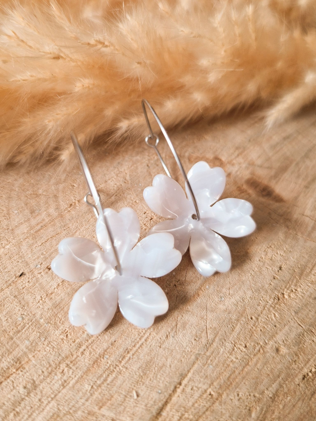 Boucles d'oreilles créoles fleurs "Marie" - Argenté et blanc