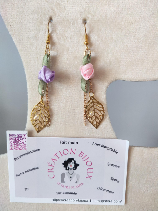 Boucle d'oreille pendante avec fleurs et feuilles