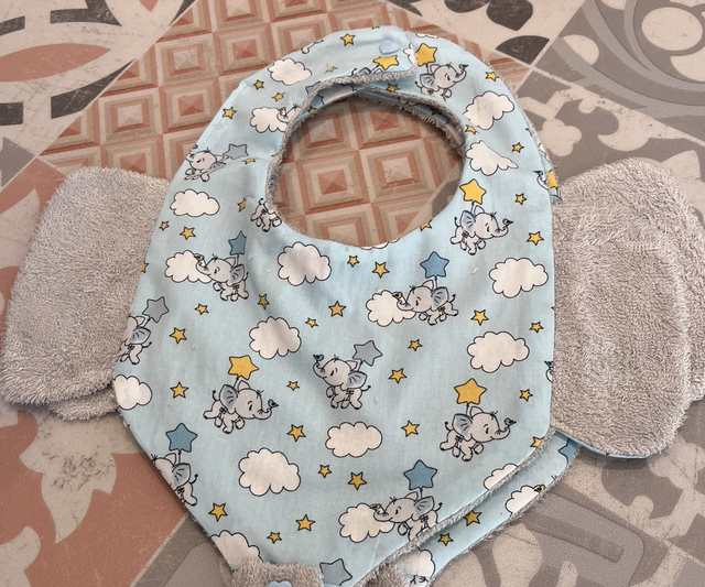 Bavoir éléphant avec accroche tétine