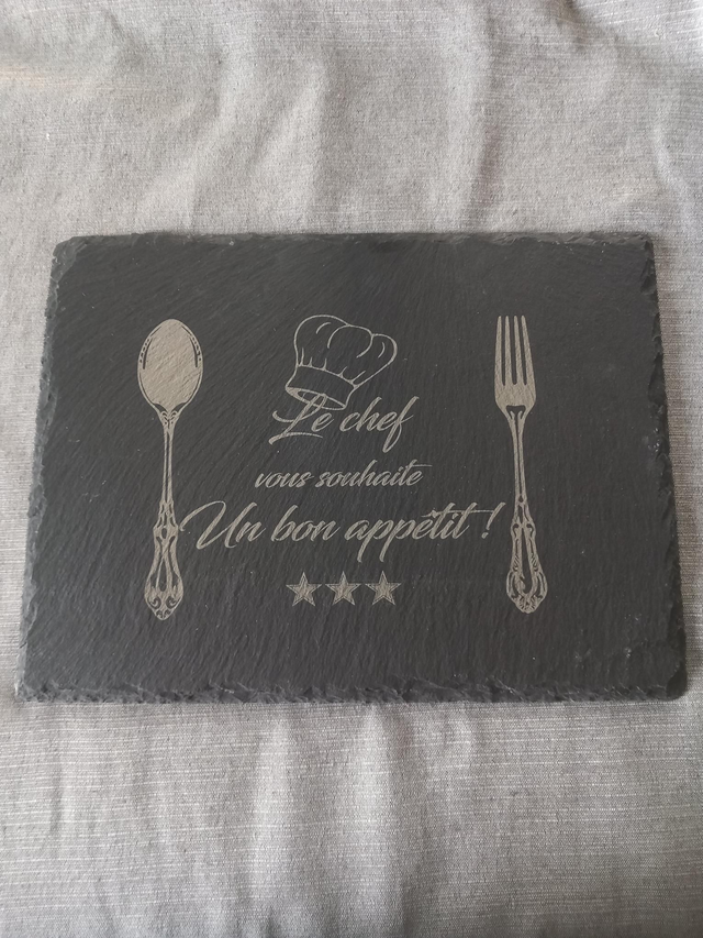 Plateau en ardoise gravé – "Le Chef vous souhaite un bon appétit" 🍽️✨