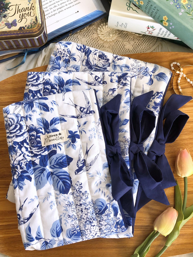 Pochette à livres en coton matelassé Philomèle bleue - ouverture latérale avec nœud