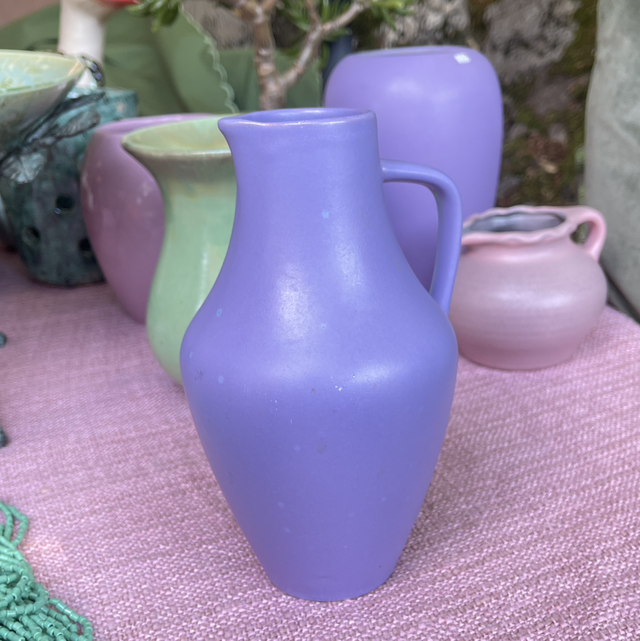  Keramik Vase mit Henkel in lila 