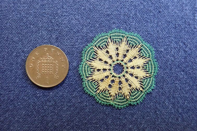 Christmas Table Mat, Round - Gold/Green Silk Lace (C3)