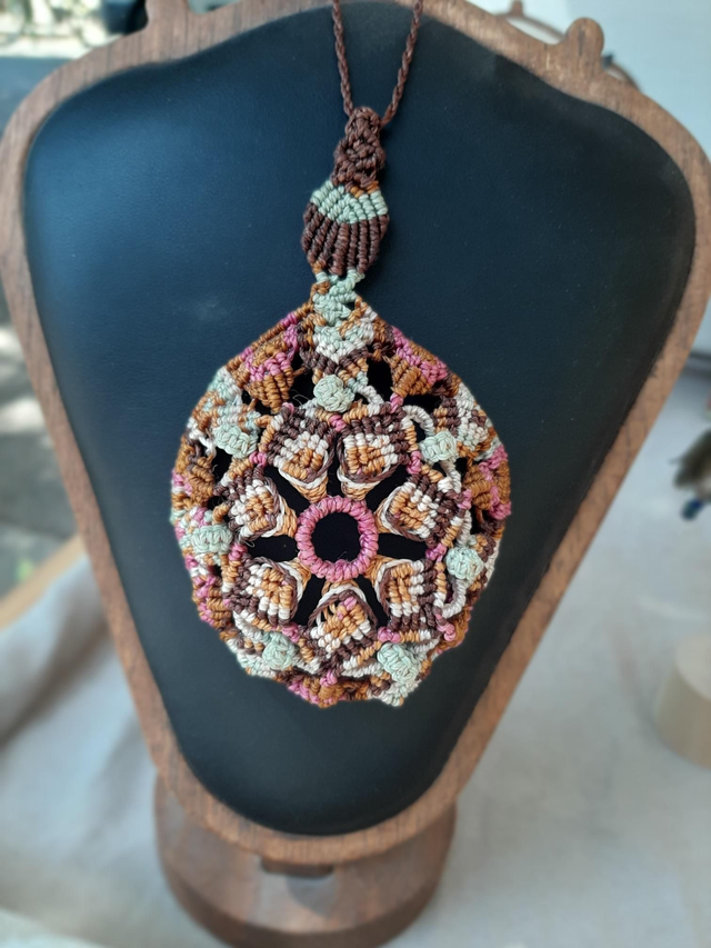 Pendentif macramé mandala. Inspiration florale. Bohème 