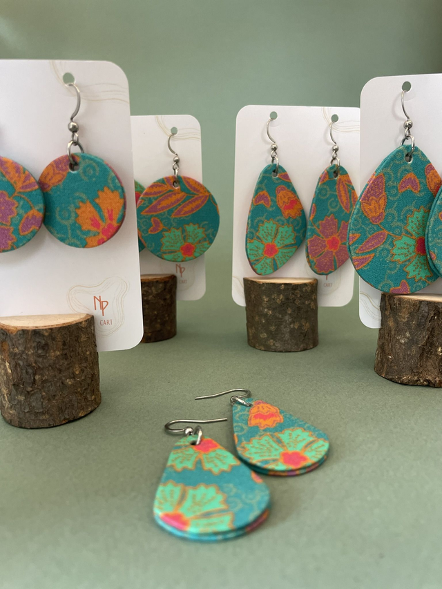 Boucles d'oreilles carton et tissu forme grandes gouttes, collection " indie turquoise " - fond turquoise et motifs fleuris bleu, orange et rose