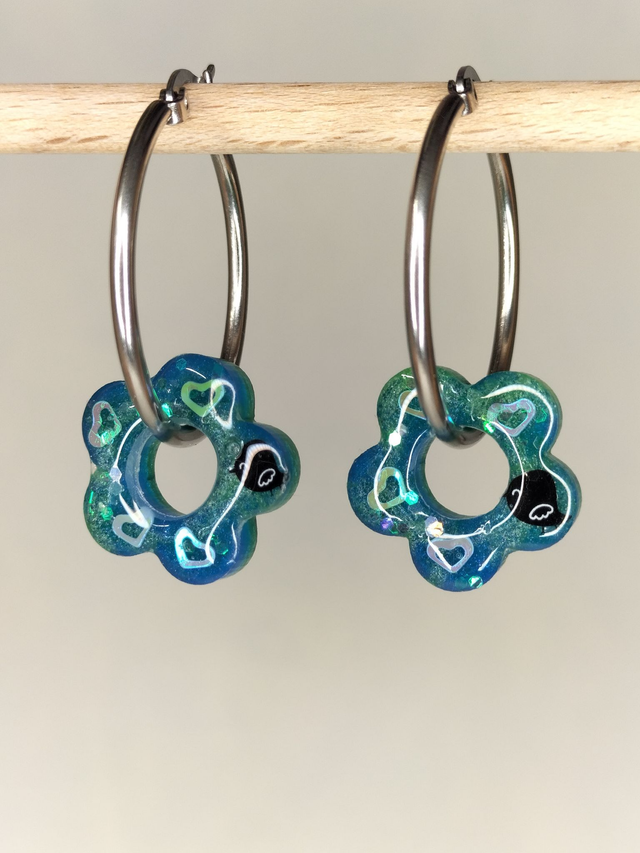 Boucles créoles et pampilles fleurs, résine bleue verte 