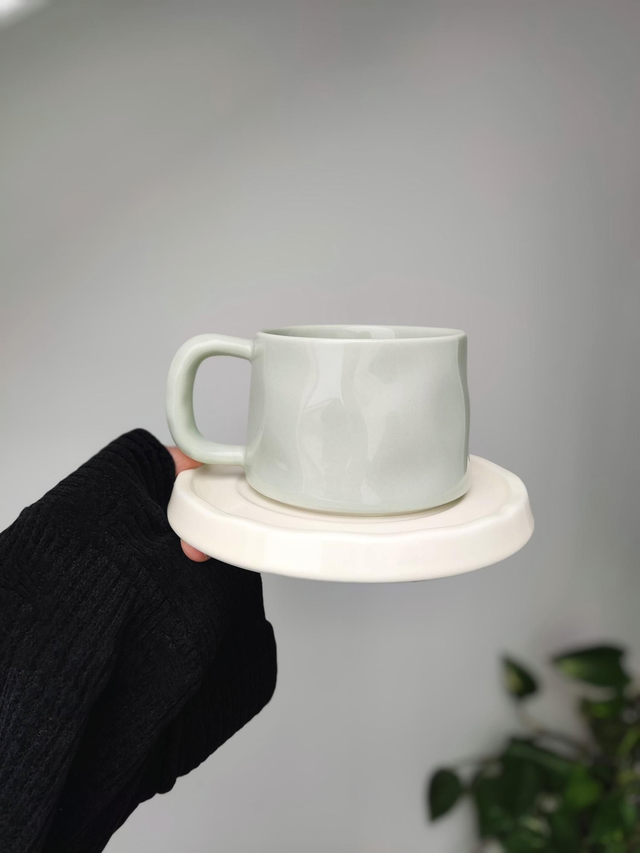 Tasse et sous-tasse en céramique 
