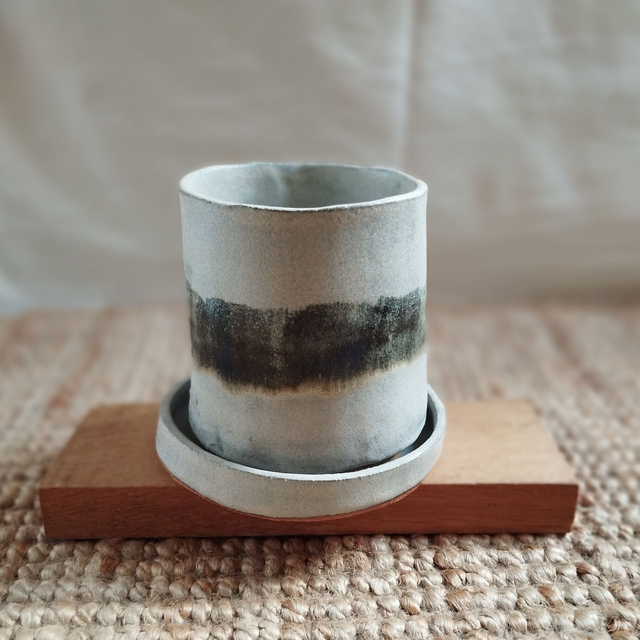 Egouttoir à couverts, argile rouge, émail gris avec trait foncé