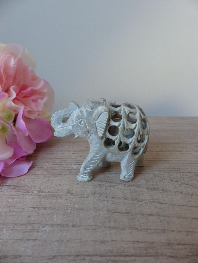 Figurine éléphant en pierre sculptée à la main – Technique undercut avec bébé éléphant à l’intérieur – Cadeau naissance ou décoration maison