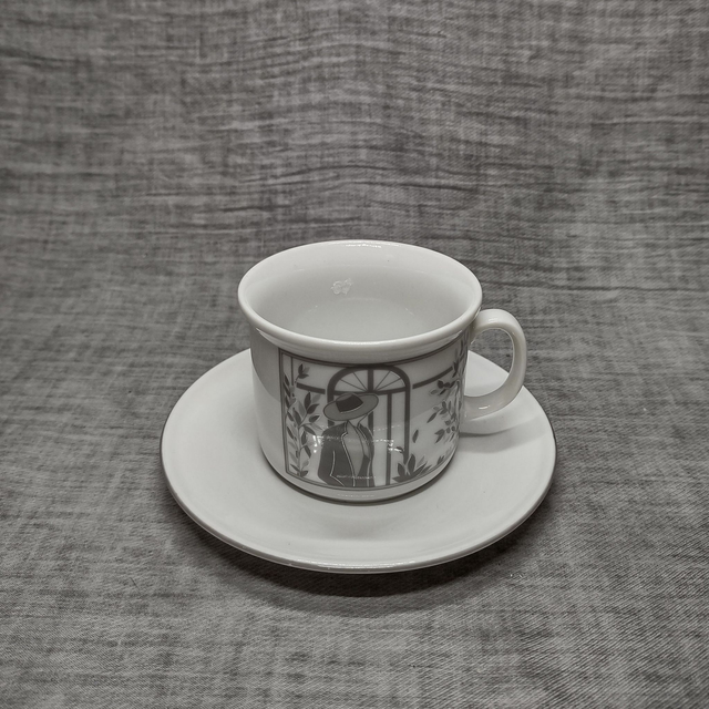 J. Kronester | Kop- en Schotel in witte kleur met aan de randen een grijs gekleurde bies in 'Zomer' stijl | Vintage