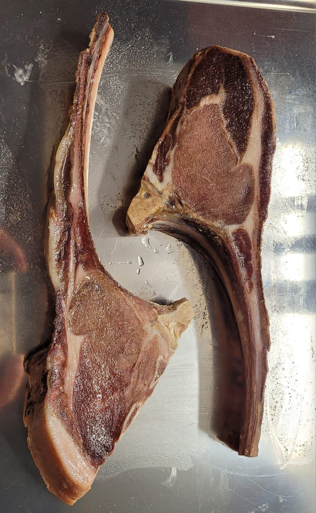 Wildschwein Dry-Aged Tomahawksteak