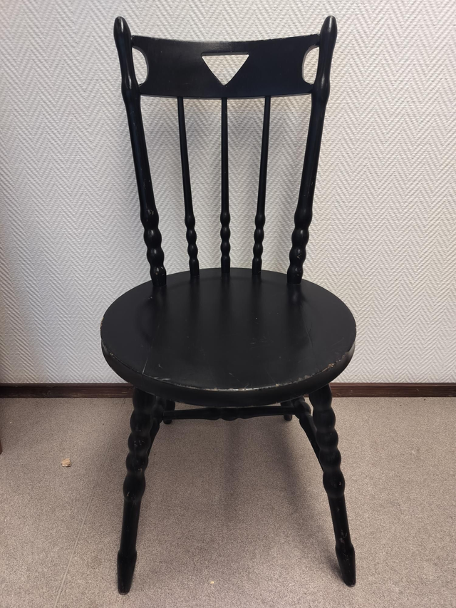 Musta pinnatuoli #186