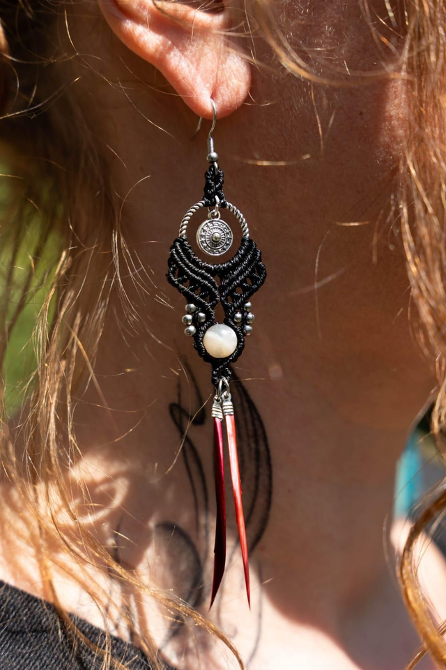 Boucles d&#039;oreilles en micro-macramé noir et Perles Pierre de Lune