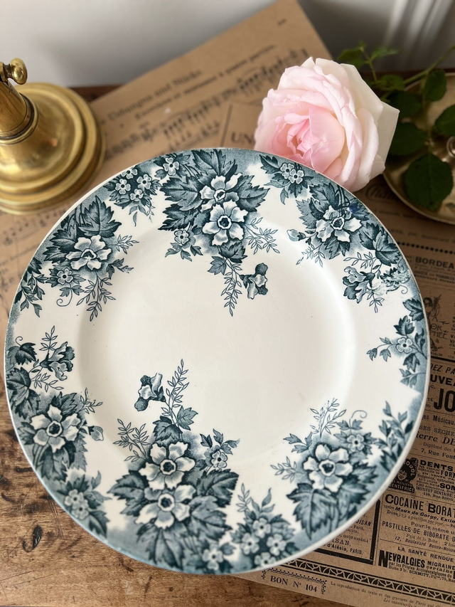 MARIE-LOUISE - Plat piédouche signé St Amand &amp; Hamage - Terre de Fer