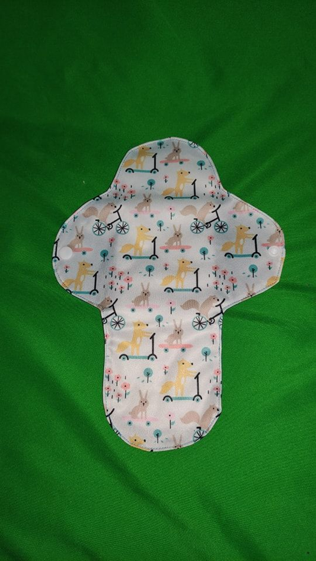 serviette hygiénique lavable (verte et animaux)