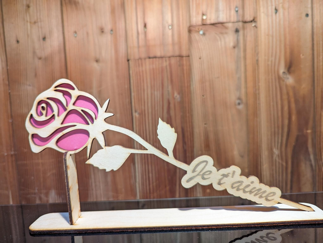 Rose je t aime en bois environ 30cm avec support 