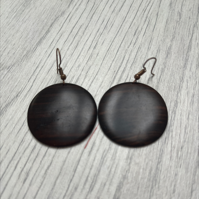 Earrings: monotone