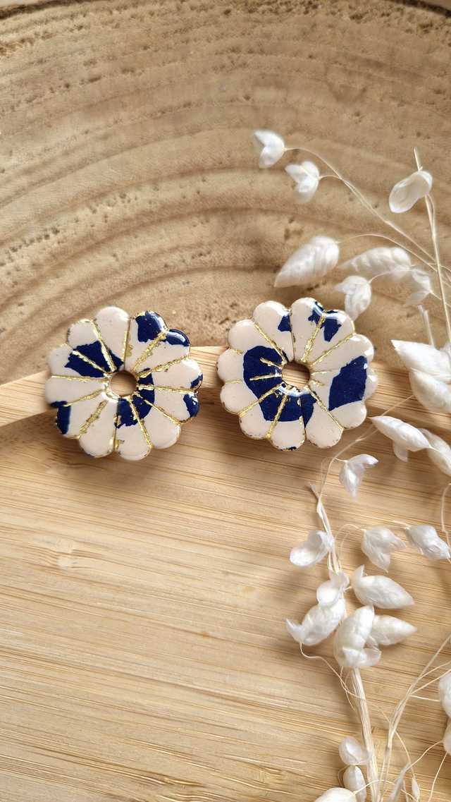 Élégante puce d&#039;oreille – Collection Éclats de Sable – Boucles d’oreilles artisanales en pâte polymère et résine 