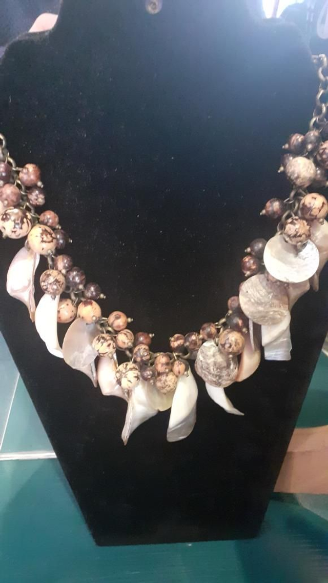 Collier graines orné de nacres beige