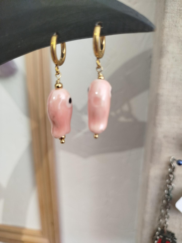 Boucles d&#039;oreilles poisson rose en céramique 