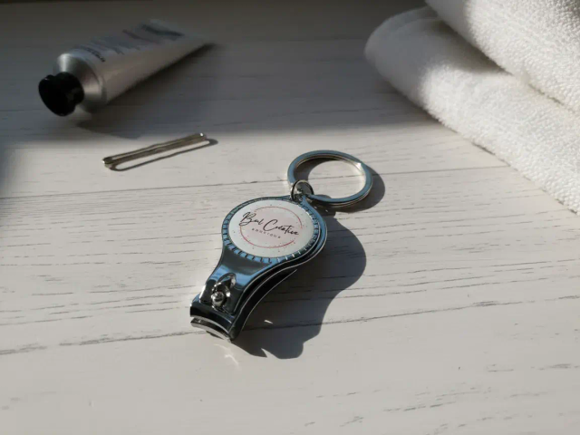 Porte-clés 3 en 1 – décapsuleur, coupe-ongles et lime