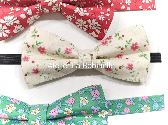 Noeud papillon jaune pale et fleurs roses 