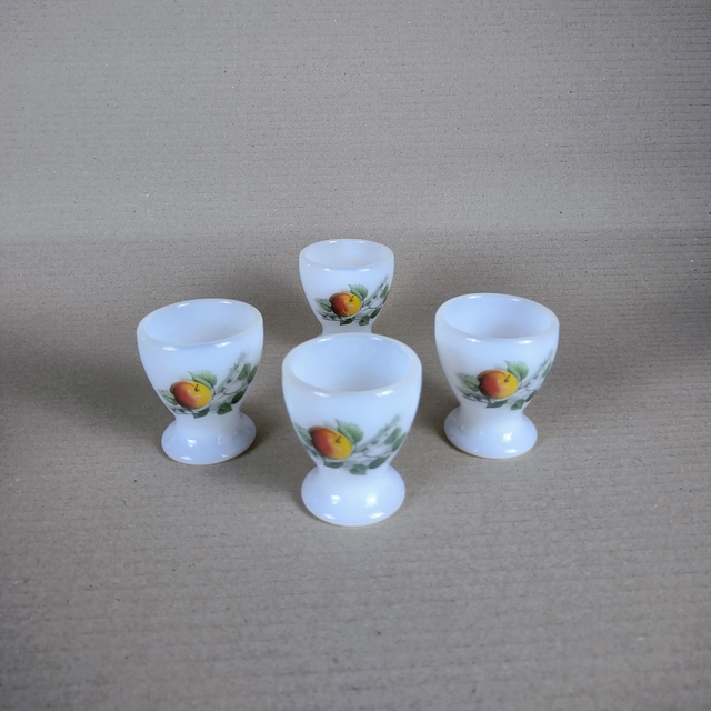 Arcopal | Rond Eierdopje van Wit gehard opaline glas met &#039;Fruits de France&#039; motief (diameter 5,0 cm | hoogte 5,5 cm) | Vintage