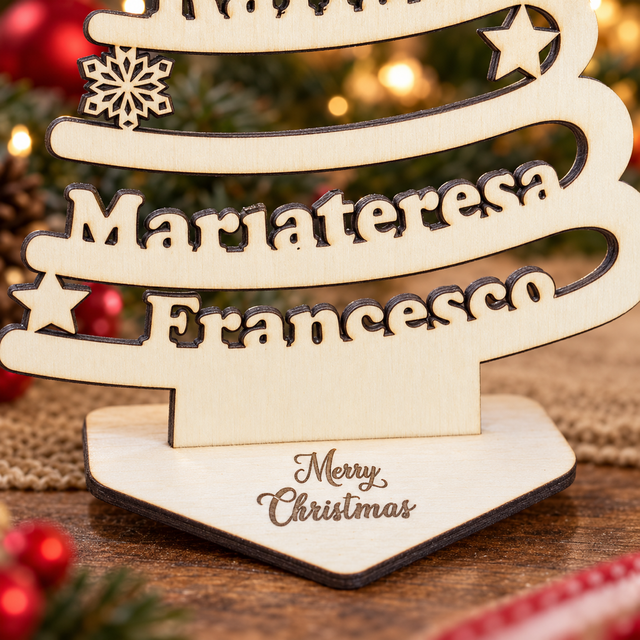 Albero di Natale in legno personalizzato con i nomi della famiglia