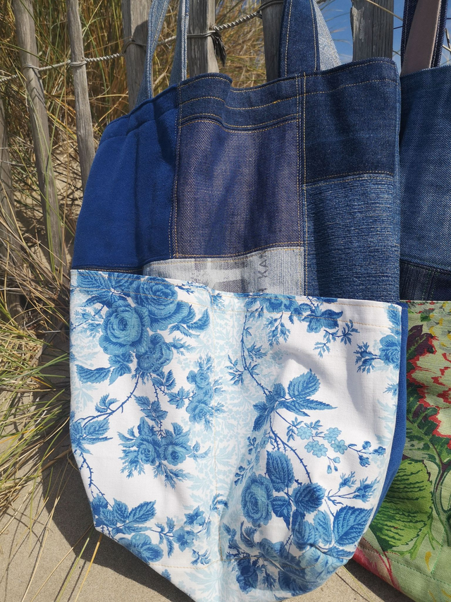 Grand Sac jean upcyclé / Bleu profond fleuri - Pièce Unique