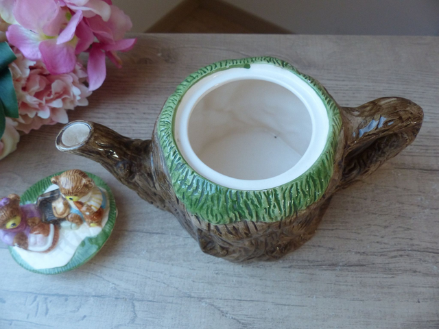 Ancienne Théière en Céramique Couple d'Oursons en Pique-Nique sur Tronc d'Arbre