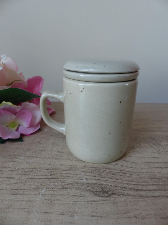 Tisanière Vintage en Grès Mouchetté – Décor Botanique Tussilage Jaune – Tasse avec Filtre et Couvercle – Style Campagne et Bohème – Cadeau