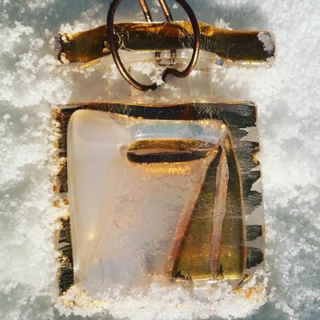 o7 Schmuckanhänger aus Glas vergoldet