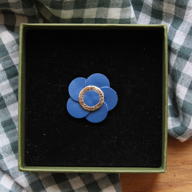 Broche inspiration coquelicot, cuir bleu et doré 