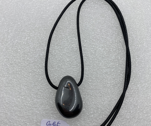 Pendentif Galet en Hématite – Cordon PU