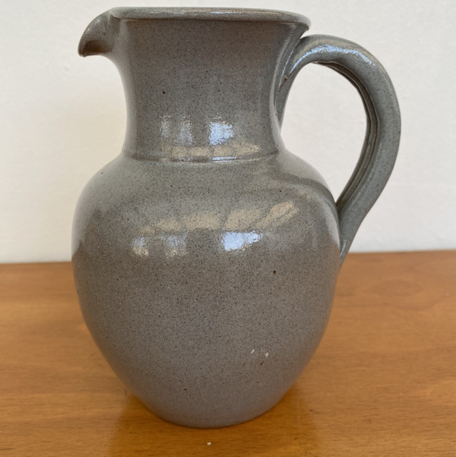 Pichet gris en terre cuite