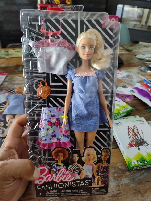 POUPÉE BARBIE FASHIONISTAS