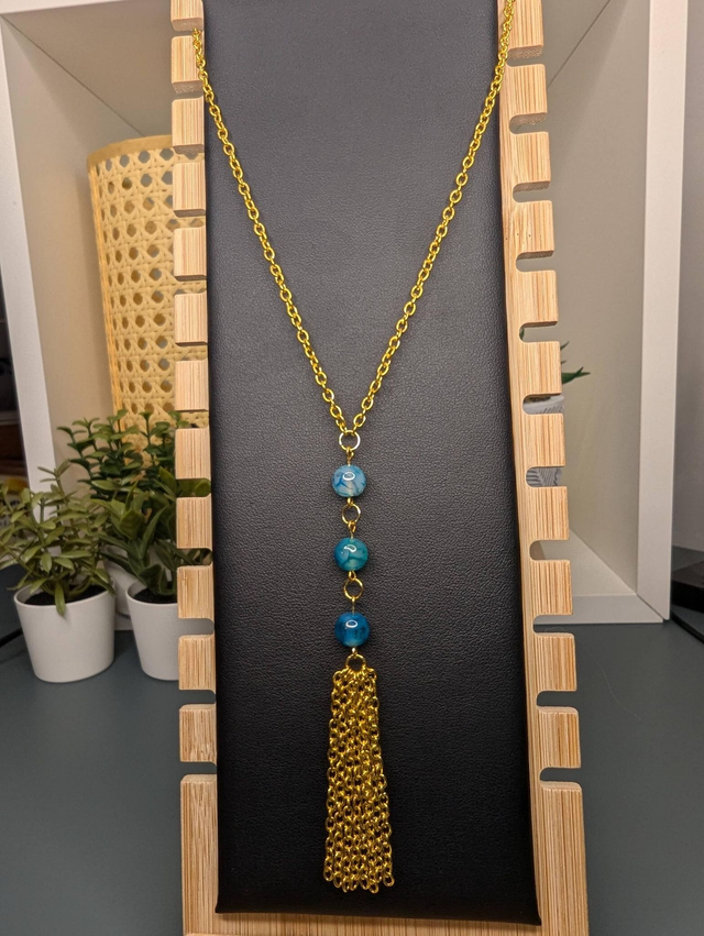 Collier long, sautoir, chaine de couleur or, avec des perles naturelles d&#039;agate bleu-vert et un pompon en chaine doré.