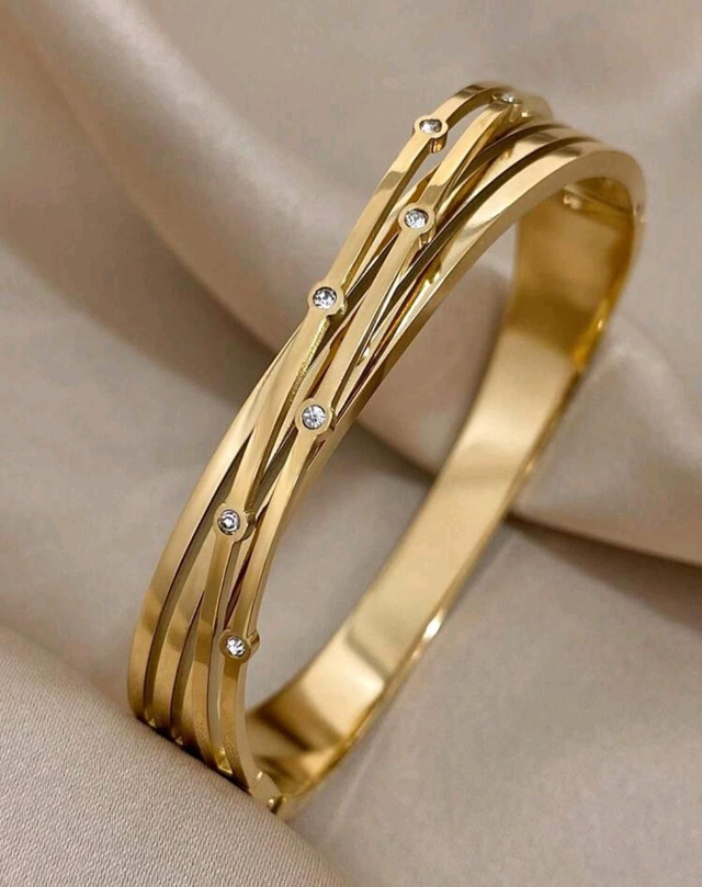 Stunning 18K Yellow Gold Plated Bangle.