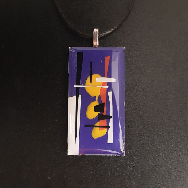 Pendentif rectangle collection peinture fond violet intense et décor rouge jaune noir et blanc