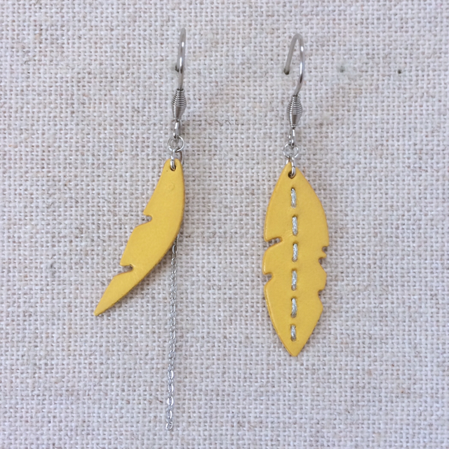 Boucles d’oreilles « Dolce » argentées, asymétriques, cuir jaune