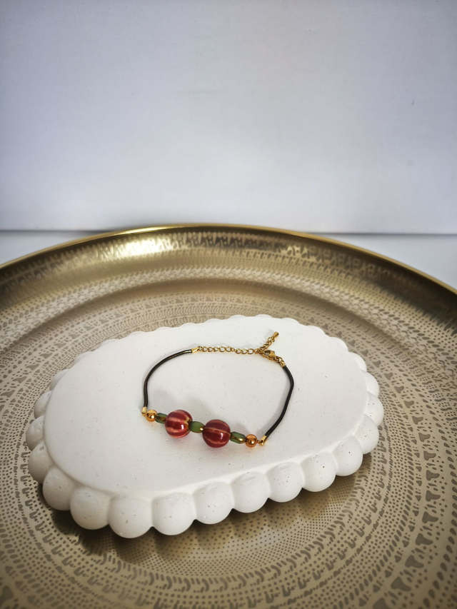 Bracelet Cléa – Perles en céramique rouge, verre vert et chaîne noire et dorée