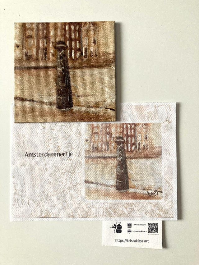 Mini schilderij Amsterdammertje vierkant op magneet canvas met ansichtkaart Amsterdam 