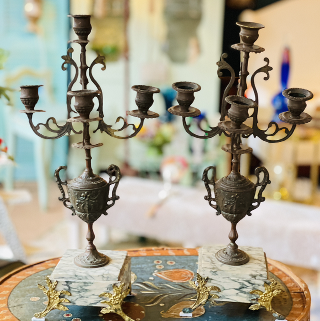 Antike Kerzenhalter Paar auf Marmor Sockel  