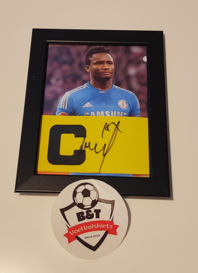 gesigneerde aanvoerdersband Obi Mikel. 